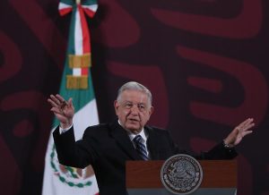 Presidente de México avisa que no aceptará a deportados por la ley «draconiana» de Texas