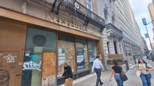 ¿Por qué para miles de migrantes venezolanos en NY la reapertura de su consulado no es necesariamente una buena noticia?