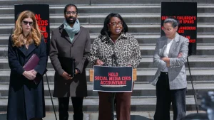 Proponen en Nueva York limitar a una hora diaria el uso de redes sociales en menores