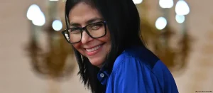 EE.UU. suspende sanciones a presidenta interina de Venezuela