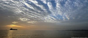 Lanchas iraníes abren fuego contra un petrolero en el estrecho de Ormuz