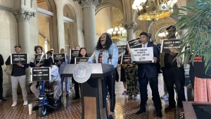 Protestas para exigir cambios en el sistema de libertad condicional en NY: cada vez más ancianos mueren tras las rejas