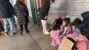 78% de las familias hispanas en Nueva York no tienen dinero para cubrir el “costo real de vida”: reporte del Urban Institute