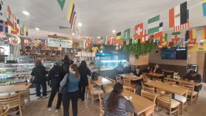 El Mundial despierta ilusión en comercios latinos golpeados por la crisis y el miedo a La Migra: “Vengan a Queens”
