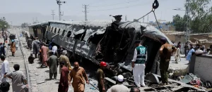 Pakistán: más de 20 muertos en ataque con bomba contra tren