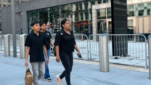 Congresistas visitan Federal Plaza y denuncian abusos de ICE: 4 inmigrantes arrestados este viernes