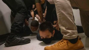 Tribunal ordena a ICE suspender arrestos en cortes migratorias de Nueva York