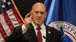 Homan amenaza con “inundar” Nueva York con agentes de ICE y desata rechazo