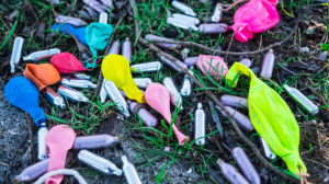 Más de medio millón de adolescentes en EE.UU. están usando inhalantes. Un médico explica los peligros