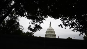 Republicanos suspenden votación en la Cámara sobre los poderes de guerra en Irán y evitan un revés para Trump