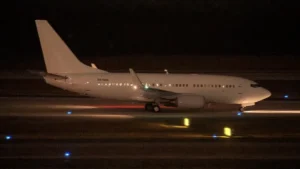 El DHS afirma que sus nuevos aviones de deportación están casi listos para despegar. críticos dudan de que el plan funcione