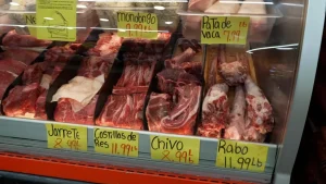 El costo de vida en EE.UU. pesa sobre los votantes latinos, mientras crece el descontento con la economía