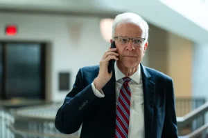 Republicanos vulnerables cada vez más dispuestos a desafiar la agenda de Trump ante las elecciones de mitad de mandato
